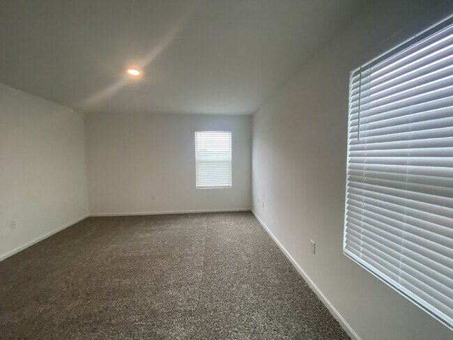 Building Photo - Beautiful 4-Bedroom Home in Cross Creek – Resort-Style Amenities & Convenient Clay County Location!