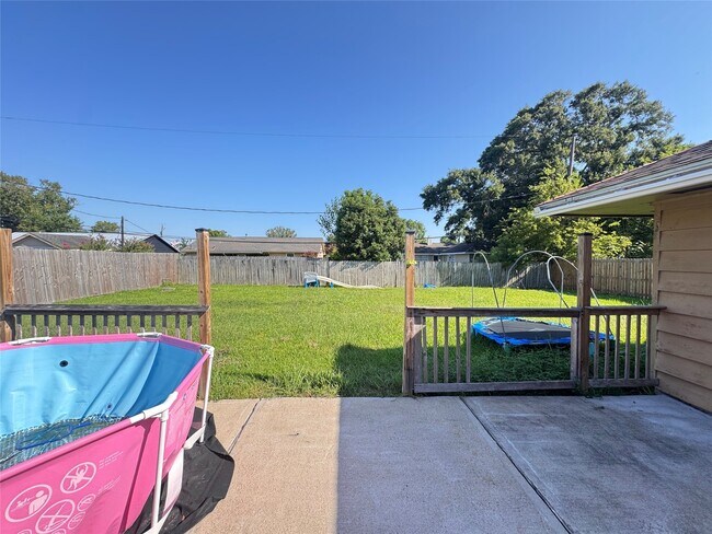 Building Photo - 228 Meadowlawn St
