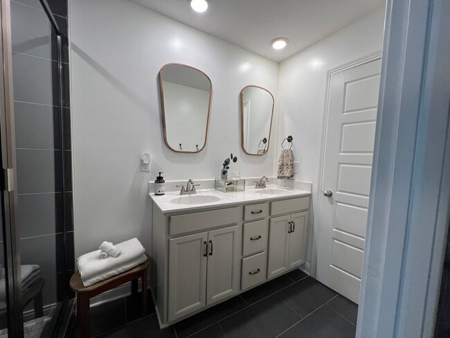 Building Photo - 3 Bedroom 2 Bathroom Home