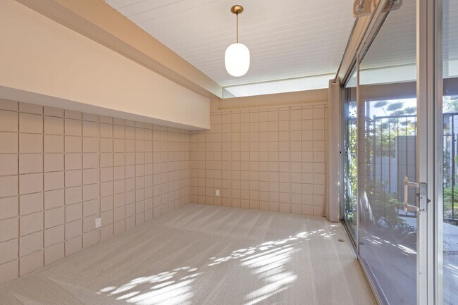 Building Photo - Stunning Mid-Century Modern 4 BR 3 BA with Bonus Room and Office