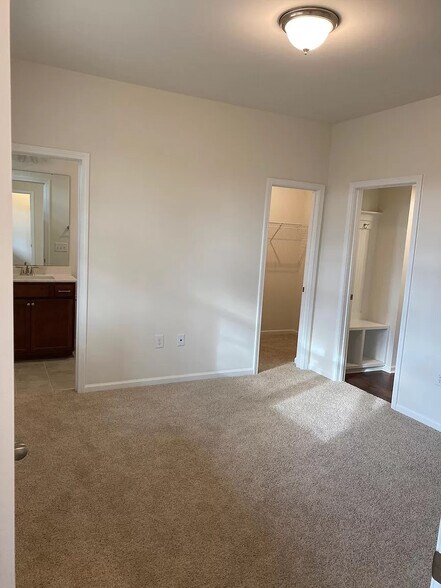 Building Photo - Room in Townhome on Diamond Dove Ln