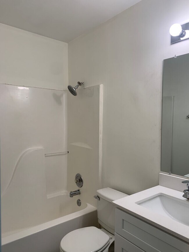 Building Photo - $500 OFF 1ST MONTH'S RENT! 3 Bedroom 2 Bath House Available Now!