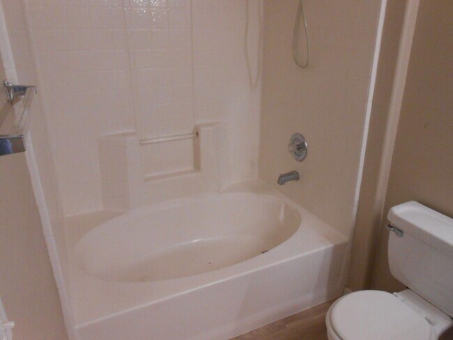 Building Photo - Spacious 2 Bedroom Condo in Gated Community