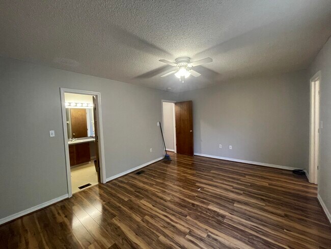 Building Photo - 1805 Whispering Oaks Ln