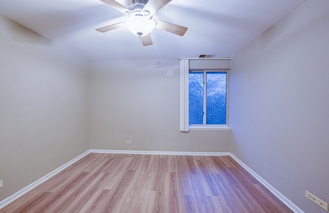 Building Photo - 5801 Oakwood Dr