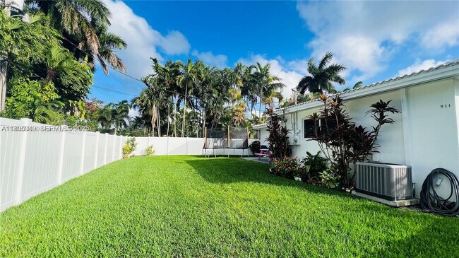 Building Photo - 911 N 14th Ave