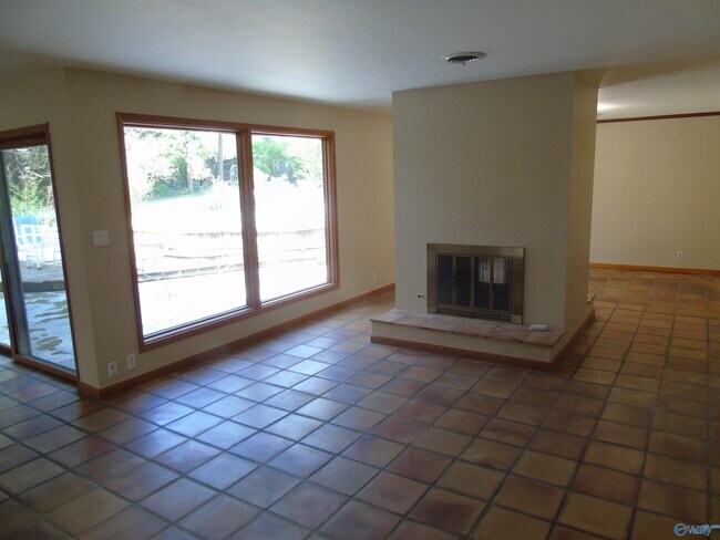 Building Photo - 2504 Maysville Cir NE