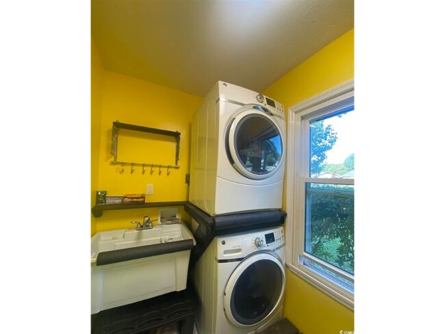 In house Laundry Room - 400 Meadowbrook Dr