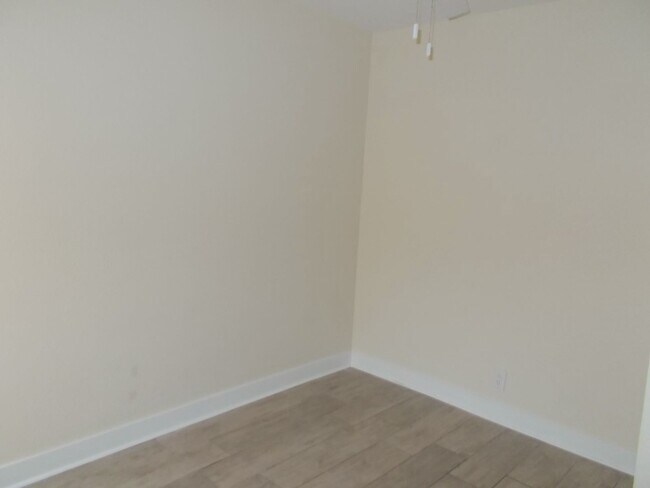Building Photo - Beautifully Updated Second-Floor Condo! Se...
