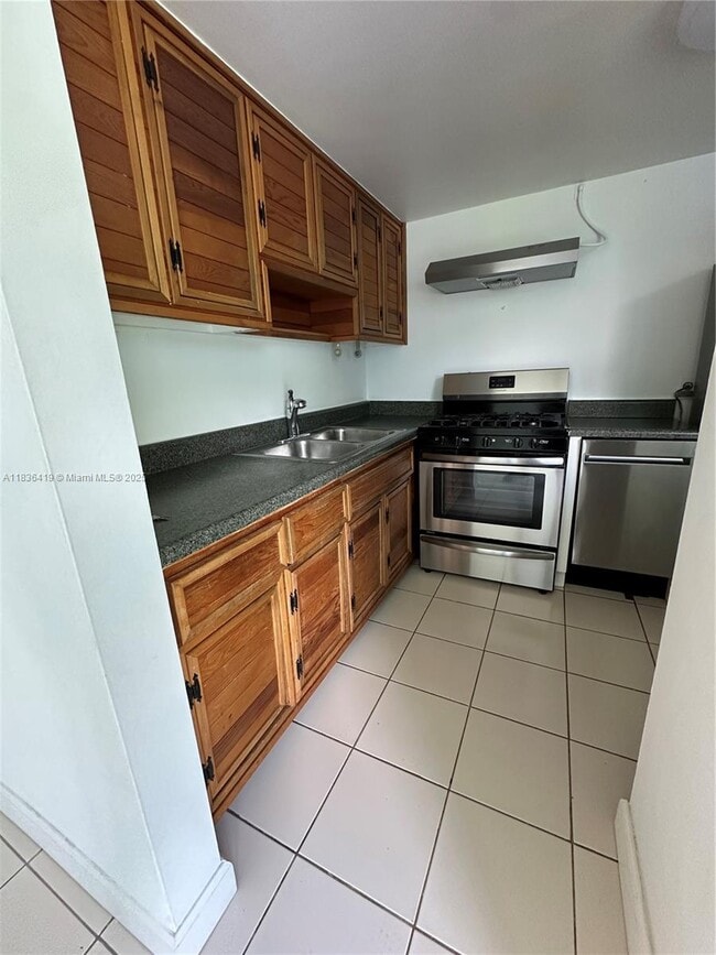 Building Photo - 2539 Bayshore Dr