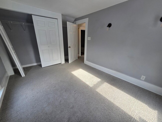 Building Photo - 2 Bedroom Single Family