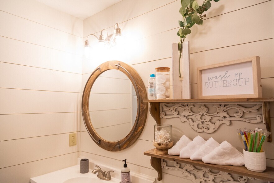 Bathroom - 115 E Glenwood Ave