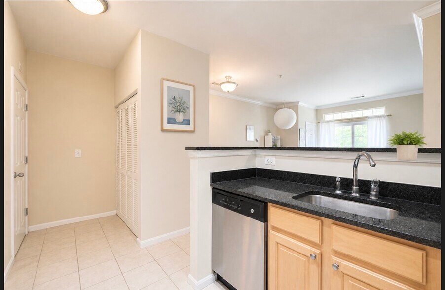Building Photo - 2465 Army Navy Dr