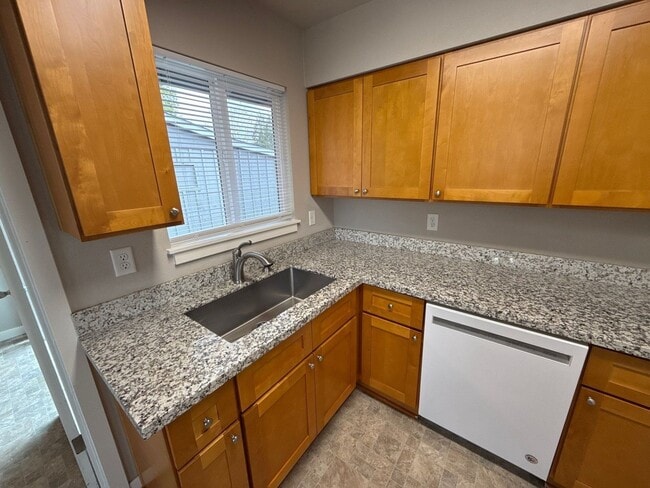 Building Photo - 2236 Hoyt St SE