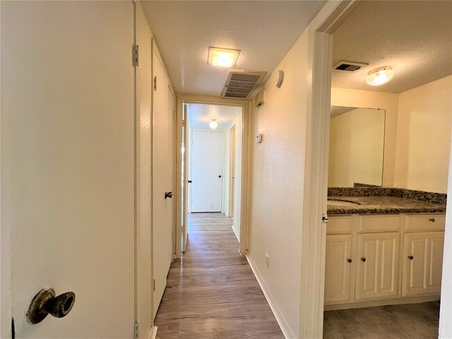 Building Photo - 2120 Wilcrest Dr