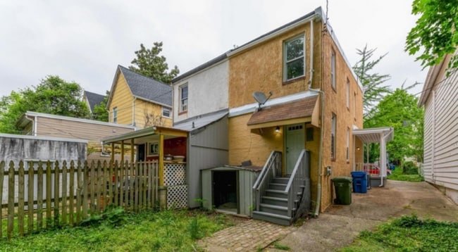 Building Photo - 3 Bedroom Semi-Detached Home