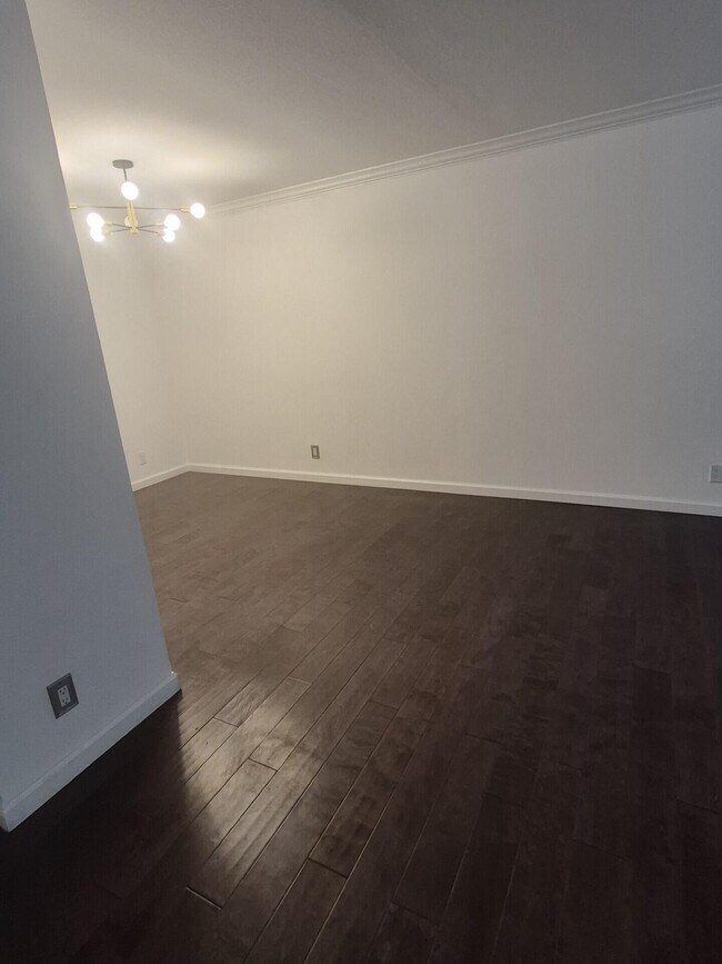 Building Photo - 600 W 9th St