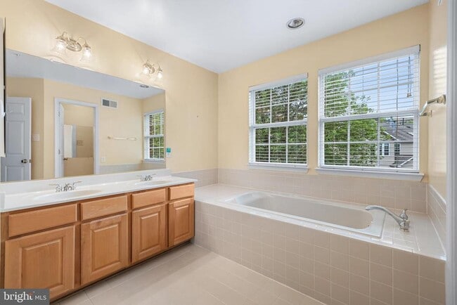 Building Photo - 530 Limerick Cir