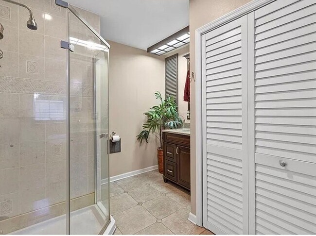 Building Photo - Charming 3-bedroom, 2-bath pool home available for move-in at the end of June.