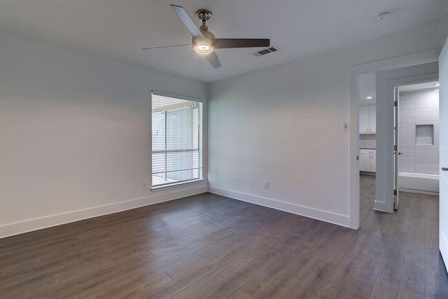 Building Photo - 6910 Hart Ln