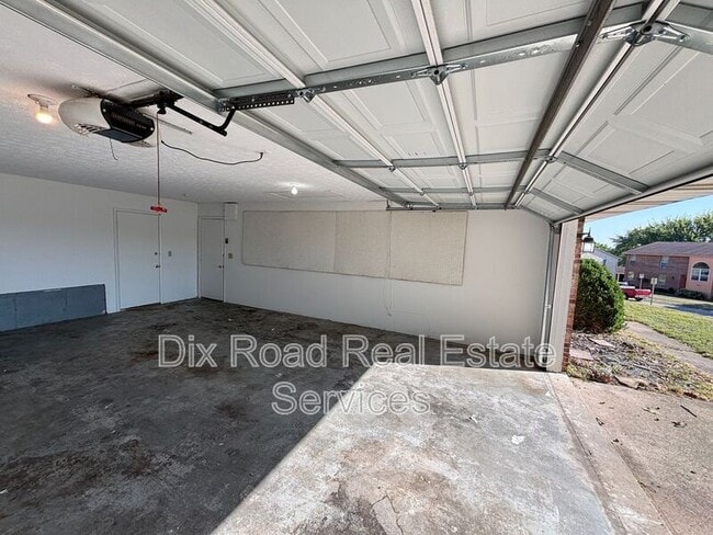 Building Photo - 601 Leo Dr