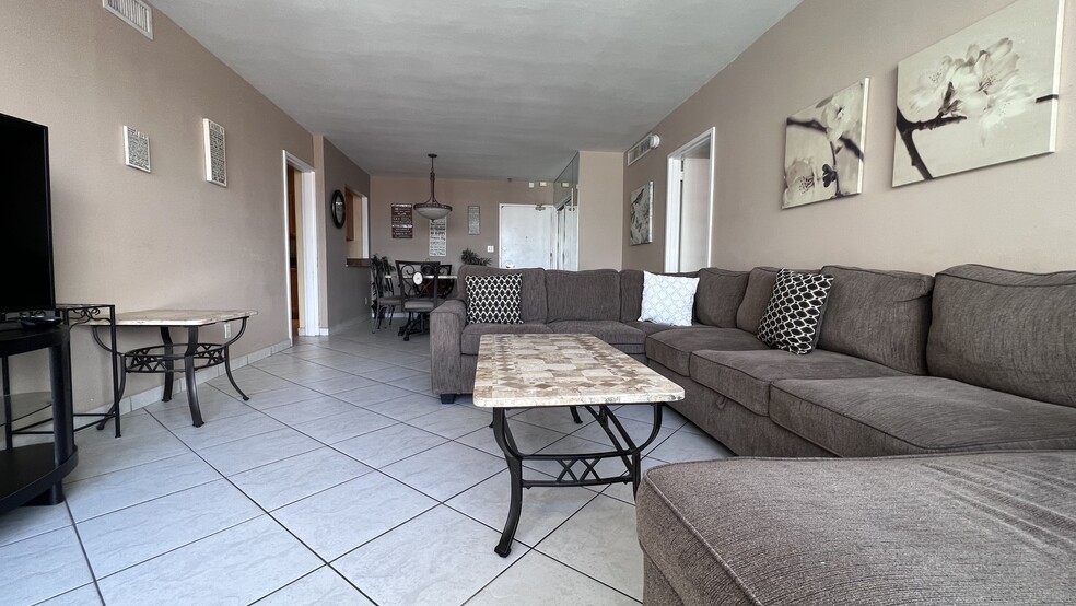 Building Photo - 5161 Collins Ave