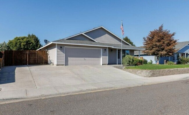 Primary Photo - Stunning 3 Bedroom in West Pasco with RV P...