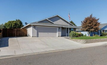 Building Photo - Stunning 3 Bedroom in West Pasco with RV P...
