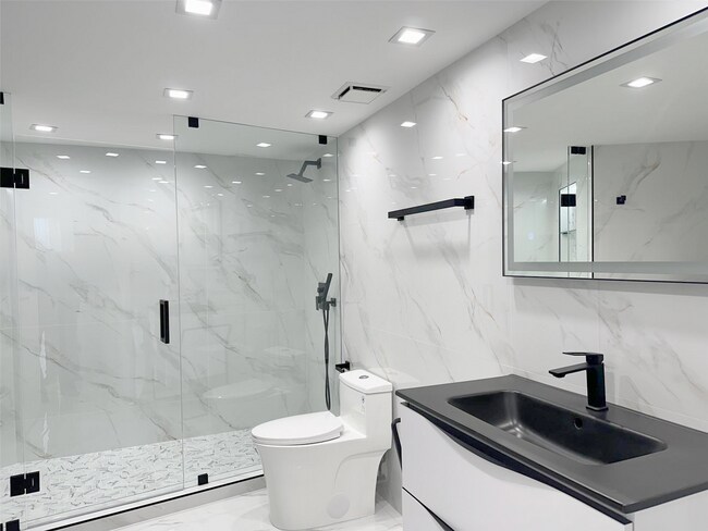 Building Photo - 3500 Mystic Pointe Dr