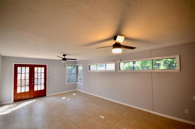 Building Photo - 6229 Tanager St