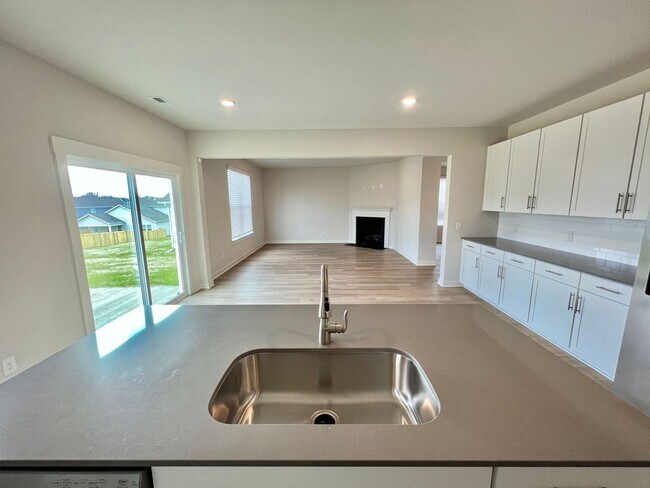 Building Photo - 5 Bed, 3.5 Bath Home w/ 2 Car Garage in Harvest Point