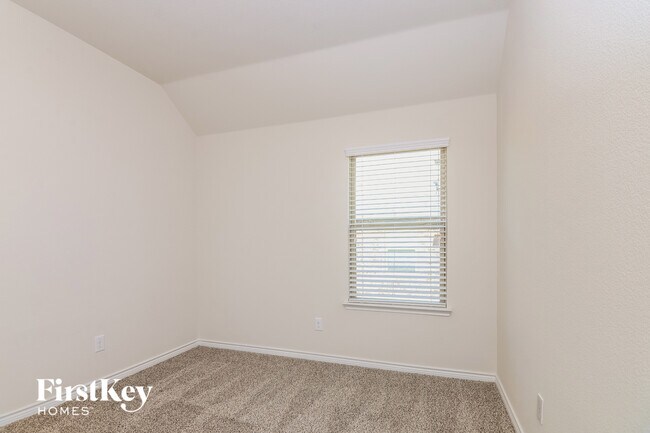 Building Photo - 574 Kara Dr