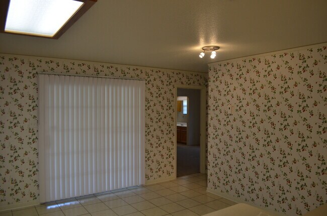 Building Photo - 910 Crymes Ln