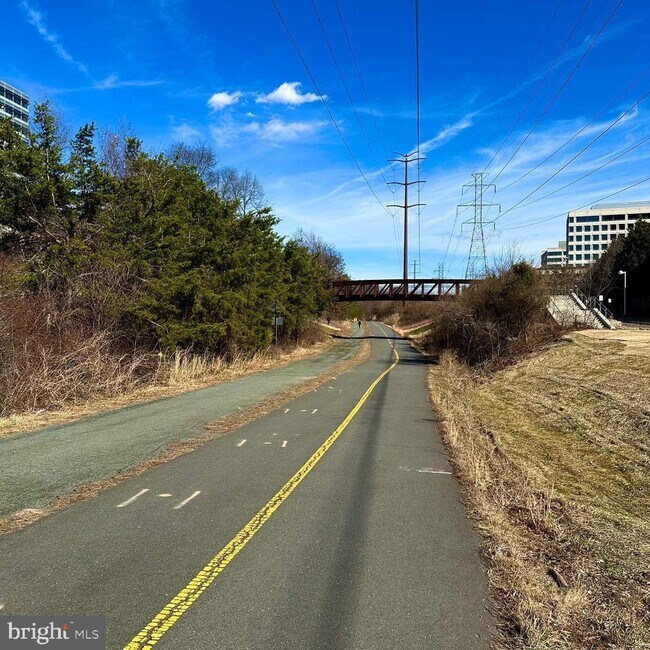 Building Photo - 1701 Lake Shore Crest Dr