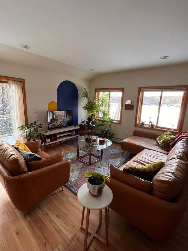 Furnished- living area - 131 Lakeside Dr