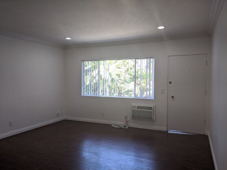 Building Photo - 14024 Oxnard St
