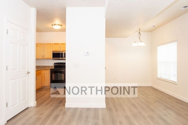 Building Photo - 2BR 2BA Condo w/ Underground Parking • In-Unit Laundry • Gated Courtyard in Salt Lake City