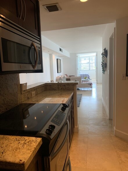 Building Photo - 905 Brickell Bay Dr