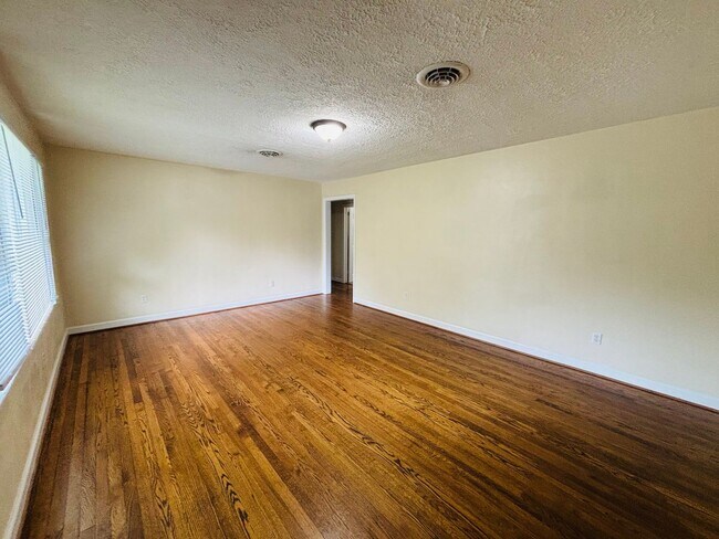 Building Photo - 613 Dehart St