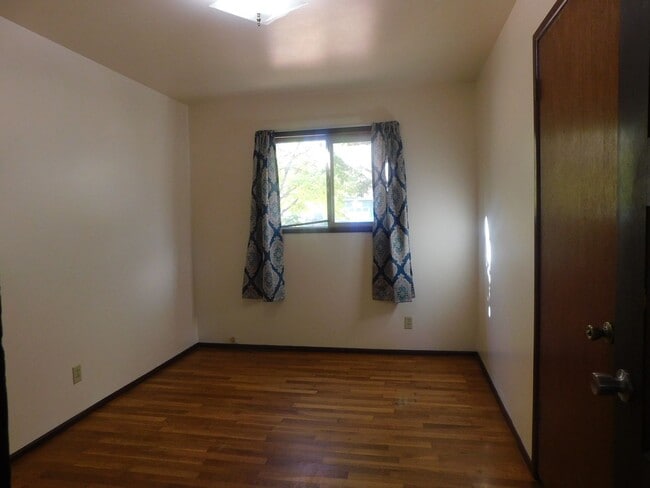 Building Photo - Spacious 3/Bedroom-1-1/2Bathroom Home In F...