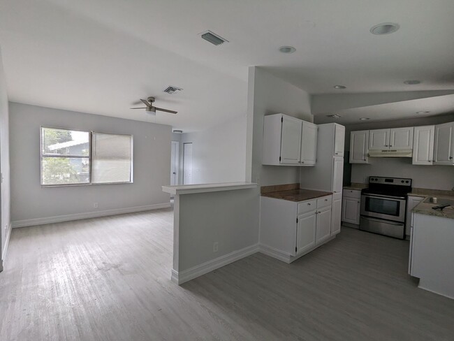 Building Photo - Beautifully renovated 3/2 home in Greenacres!