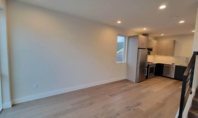 Building Photo - Newer end unit 2 bed 2 bath townhome w/ amazing views