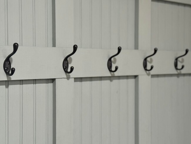 Building Photo - 633 S Southgate Dr