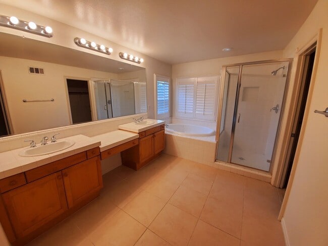 Building Photo - GORGEOUS Executive Home. OFFICE /LOFT/ GRE...
