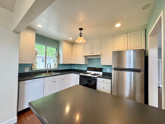 Building Photo - 3 Bedrooms, 1 1/2 Bathrooms, Classic Napa ...