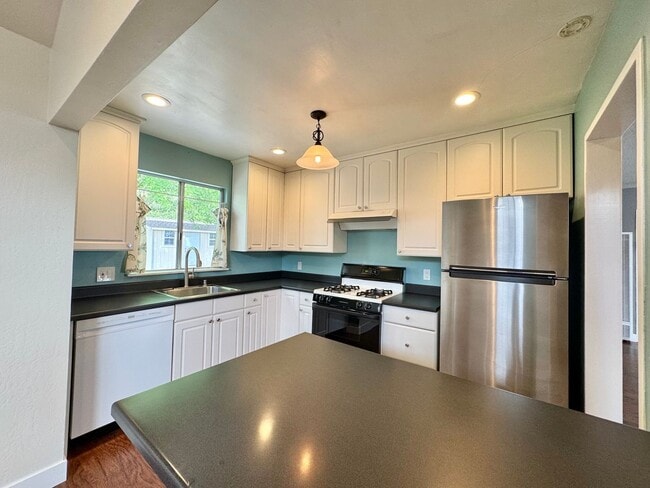 Building Photo - TENTATIVELY RENTED 3 Bedrooms, 1 1/2 Bathr...