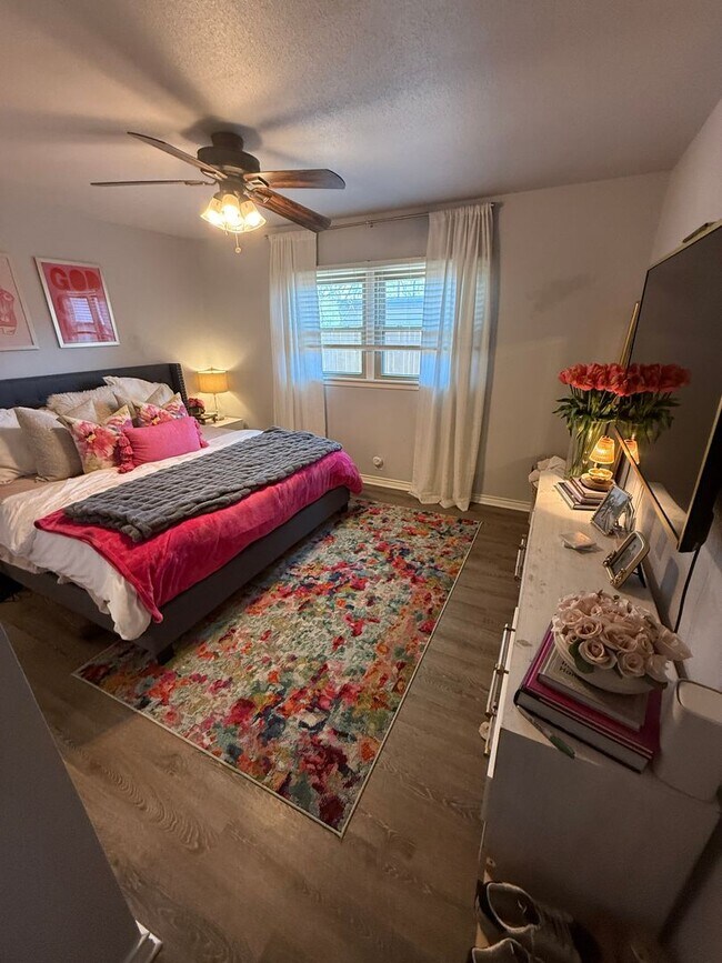 Building Photo - PRE LEASING for Fall 2026! 5 bedroom 3 bath Home!