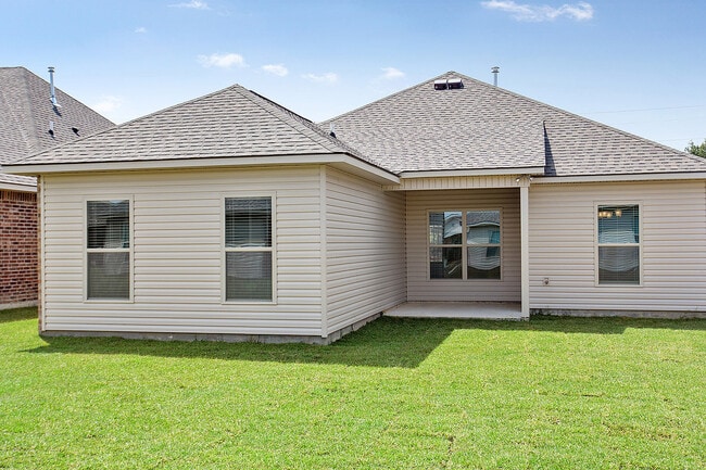 Building Photo - 18322 Sunset Park Dr