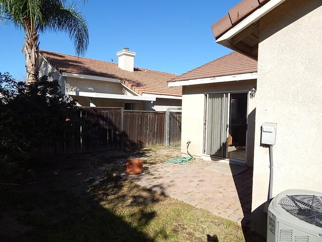 Building Photo - BEAUTIFUL 3 BEDROOM 2 BATH SINGLE STORY HO...