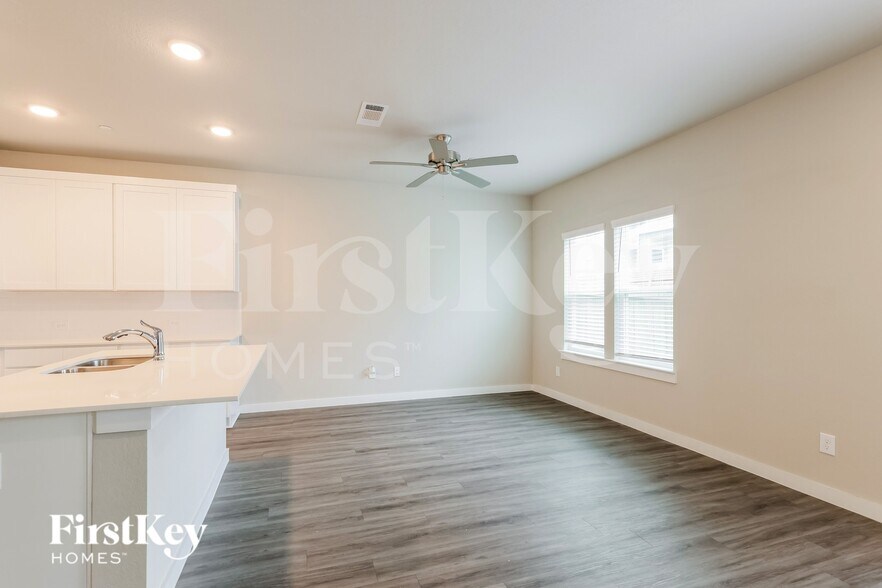 Building Photo - 446 S Centro Cir